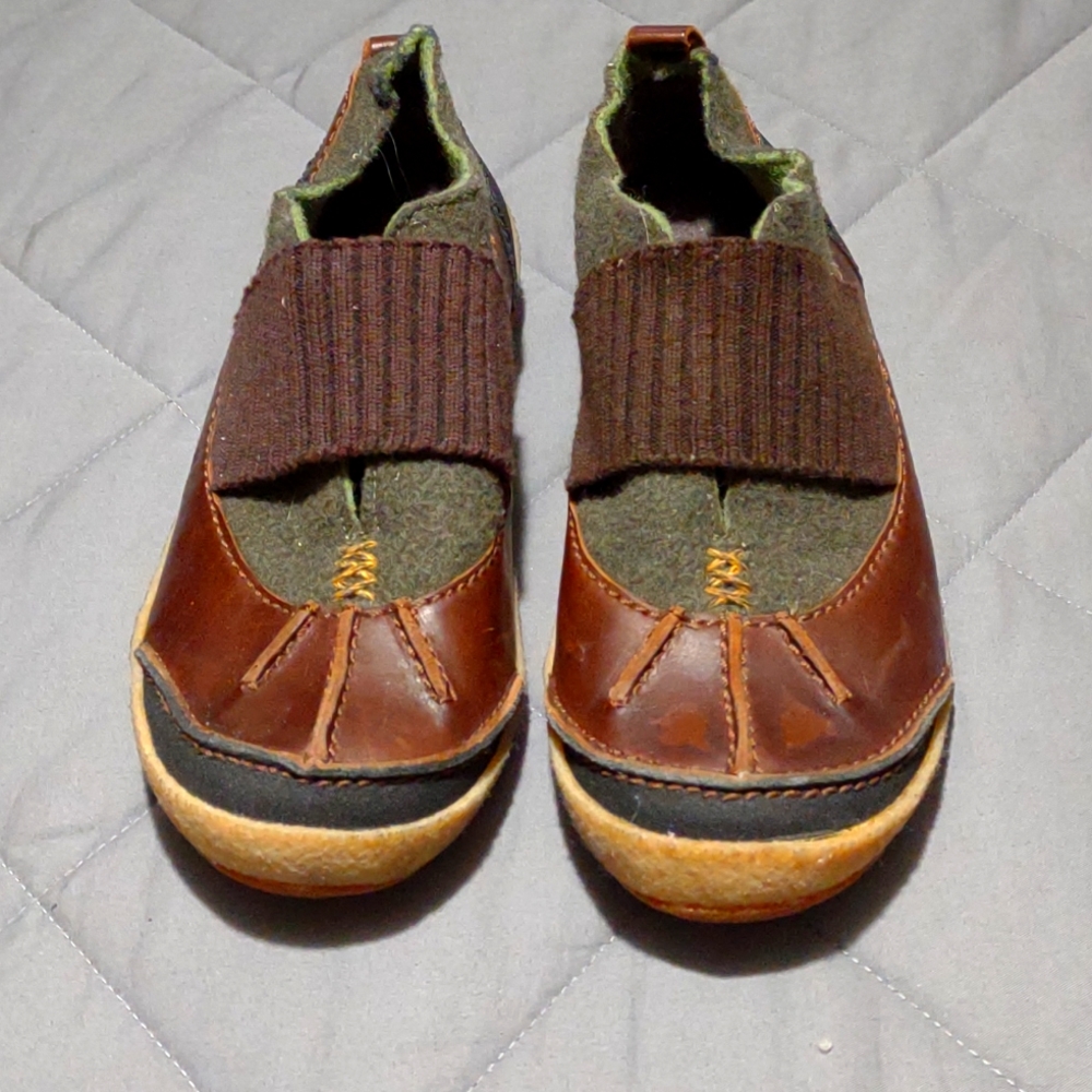 Merrell shoe size 7 burgundy/hunter green.